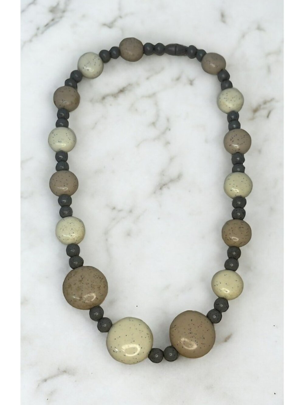 VTG 1986 Avon Sand Pebbles 20" Necklace SEA SAND Gray Cream Tan Speckled Beads